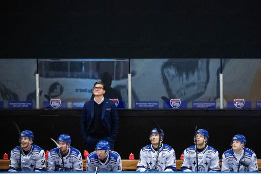 Leksands tränare Björn Hellkvist med spelare deppar