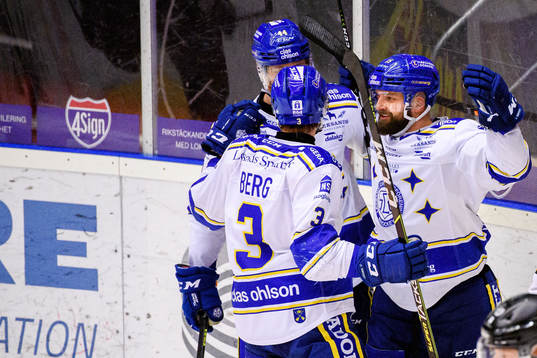 Leksands August Berg, Ashton Carter och Otto Paajanen jublar
