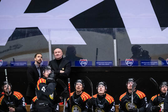 Brynäs tränare Peter Andersson och spelare deppar