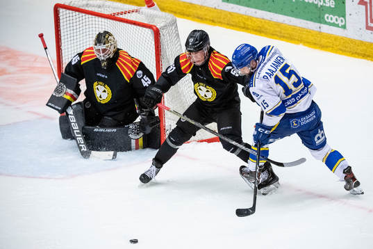 Brynäs målvakt Viktor Andrén och Tomi Sallinen mot