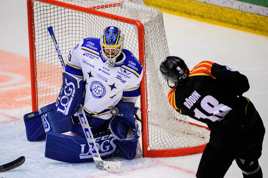 Leksands målvakt Axel Brage och Brynäs Anton Rödin