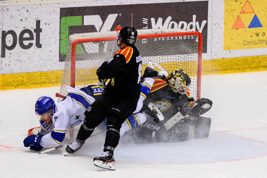 Leksands Matt Caito kolliderar med Brynäs Jaedon