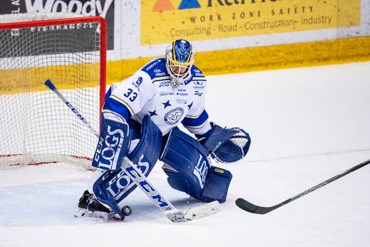 Leksands målvakt Axel Brage räddar