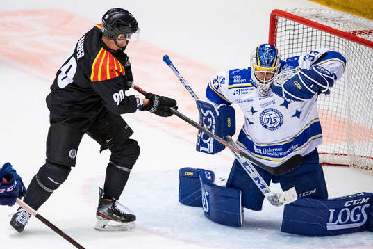 Leksands målvakt Axel Brage räddar skott från Brynäs