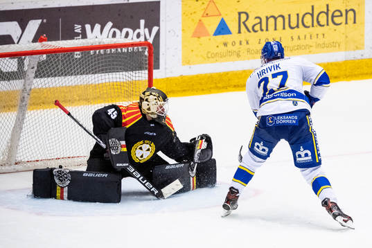 Brynäs målvakt Viktor Andrén mot Leksands Marek Hrivík