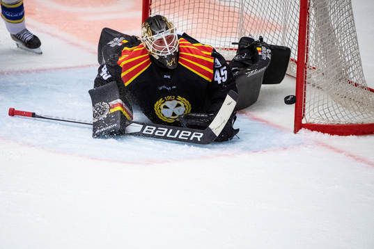 Brynäs målvakt Viktor Andrén ser pucken ta i stolpen