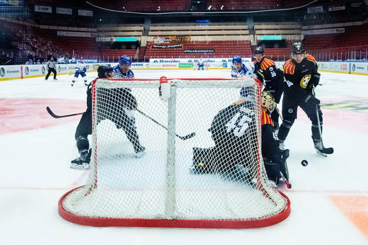 Brynäs Jaedon Descheneau och Linus Ölund framför