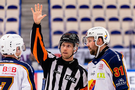 Domare Andreas Harnebring och Djurgårdens Dick Axelsson
