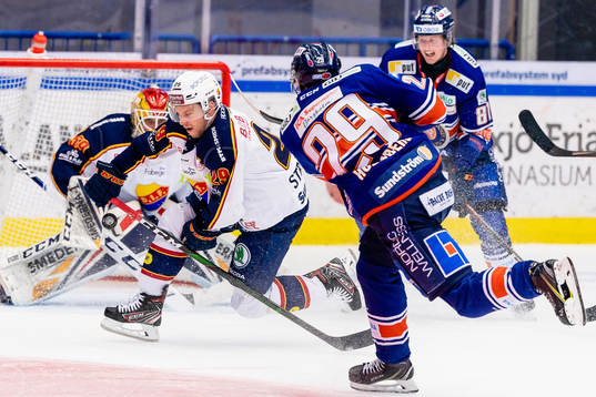 Djurgårdens Sebastian Strandberg täcker skott när