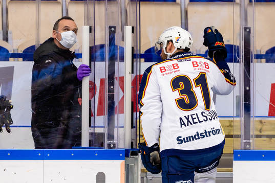 Djurgårdens Dick Axelsson på väg in i utvisningsbåset