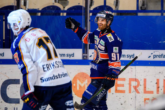 Växjös Andrew Calof jublar