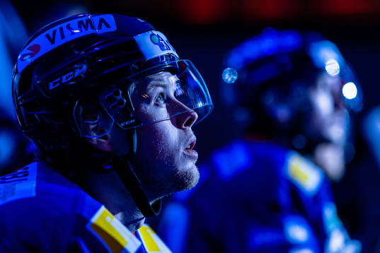 Växjös Fredrik Karlström före ishockeymatchen i SHL