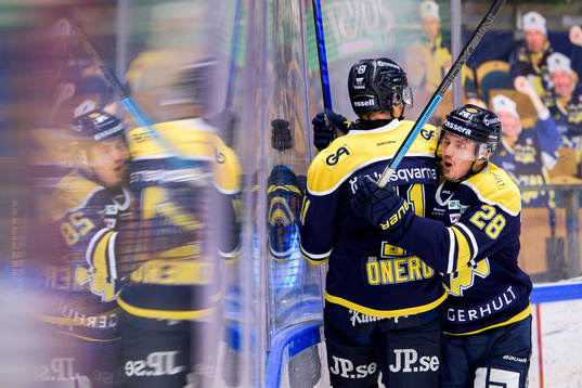 s Simon Önerud och Johannes Kinnvall jublar