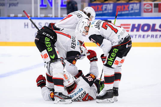 Malmö Redhawks Carl Persson jublar