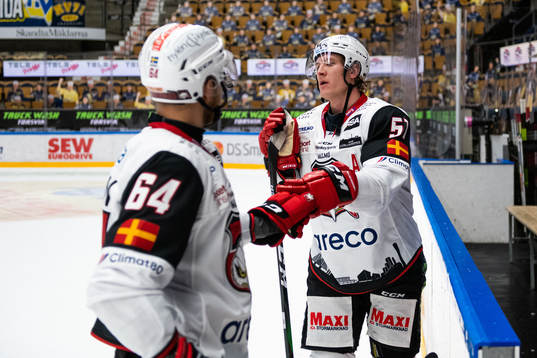 Malmö Redhawks Victor Backman och Emil Sylvegård jublar