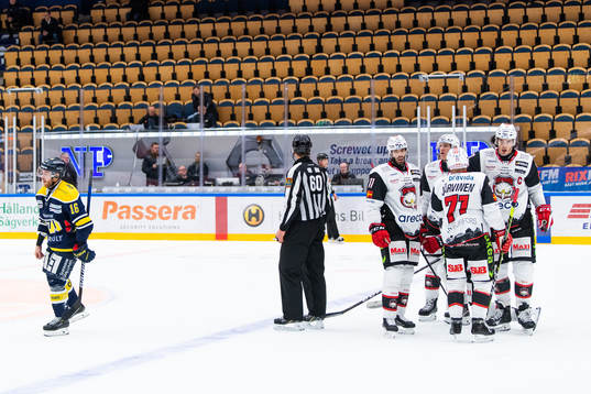 s Filip Sandberg deppar medan Malmö Redhawks Carl Persson