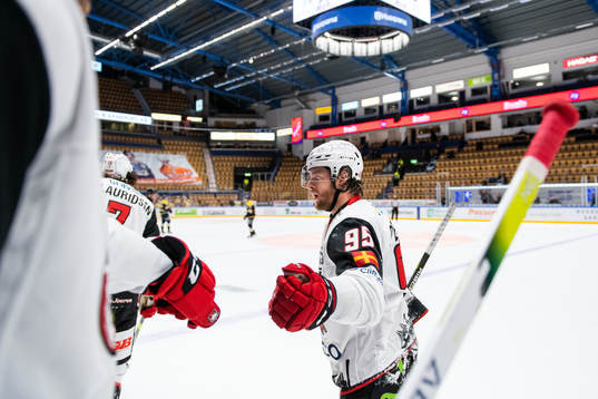 Malmö Redhawks Carl Persson jublar