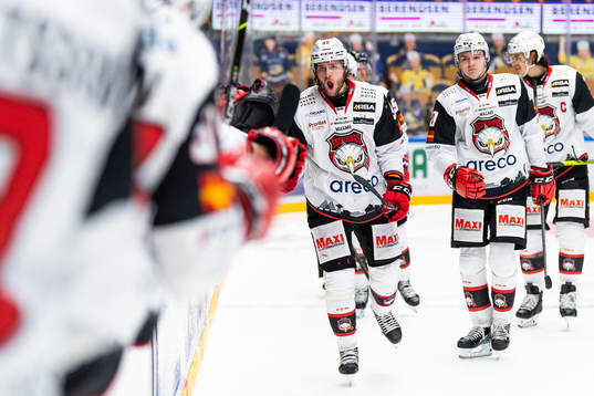 Malmö Redhawks Carl Persson jublar