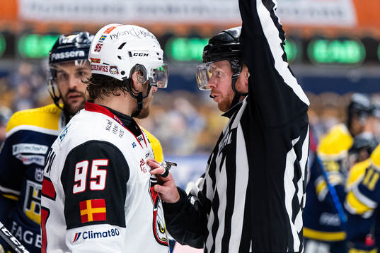 Malmö Redhawks Carl Persson och linjedomare Anders Nyqvist