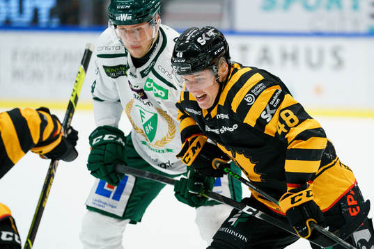 Färjestads Victor Ejdsell och Skellefteås Jonatan Berggren