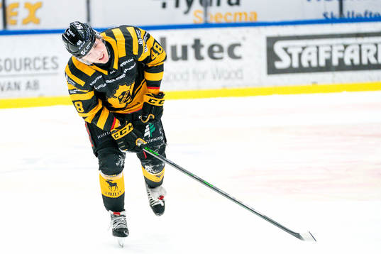 Skellefteås Jonatan Berggren grinar illa