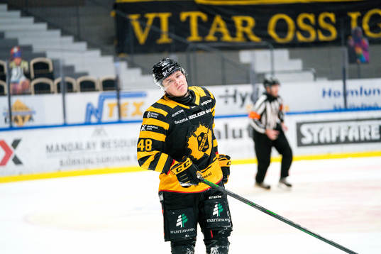 Skellefteås Jonatan Berggren grinar illa