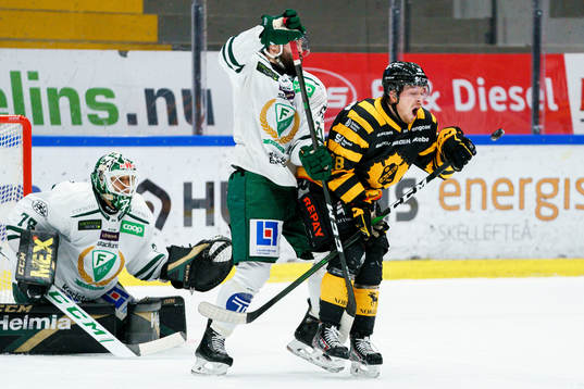 Skellefteås Jesper Frödén oroar framför Färjestads