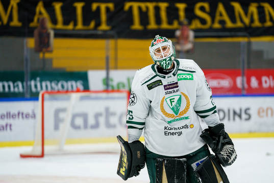 Färjestads målvakt Arvid Holm deppar