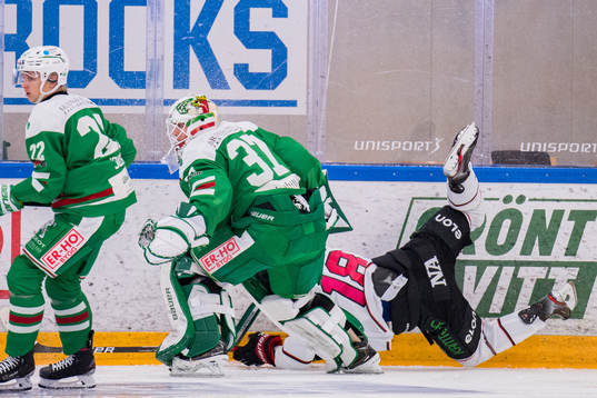 Rögles målvakt Johan Gustafsson och Örebros Rodrigo Abols