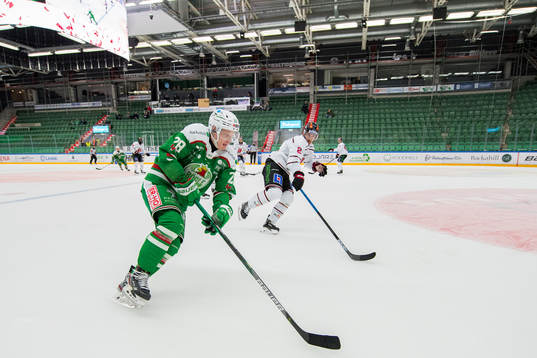 Rögles Anton Bengtsson och Örebros Rasmus Rissanen nder