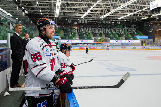 Örebros Robin Kovacs och Joonas Rask i båset