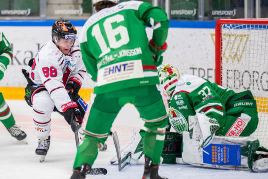 Örebros Joonas Rask oroar mot Rögles målvakt Johan