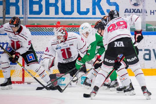 Rögles Anton Bengtsson gör 2-0 bakom Örebros målvakt
