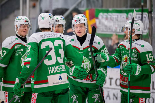 Rögles Anton Bengtsson (m) jublar med lagkamrater
