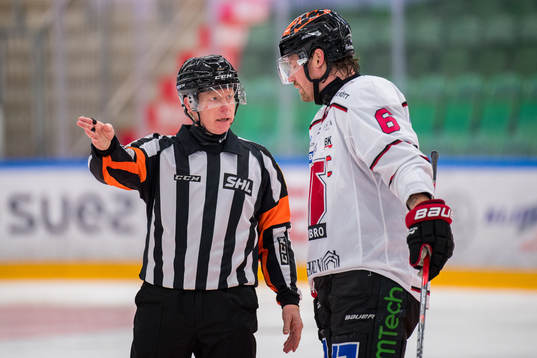 Domare Pehr Claesson i samtal med Örebros Stefan Warg