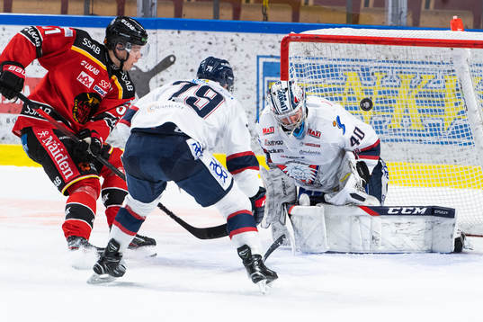 Luleås Filip Hållander och Linköpings målvakt Jussi