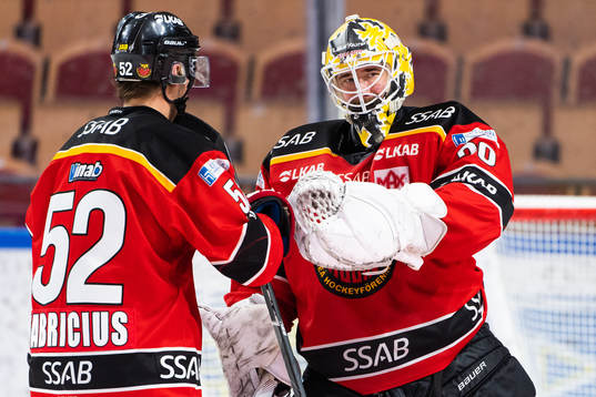 Luleås Karl Fabricius och målvakt David Rautio jublar