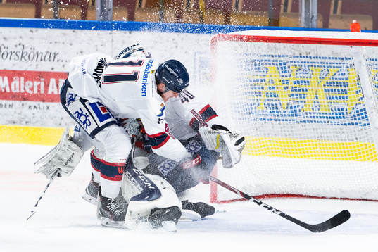 Linköpings Henrik Törnqvist och Linköpings målvakt