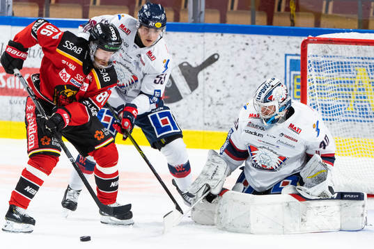 Luleås Linus Klasen och Linköpings målvakt Jussi Rynnäs