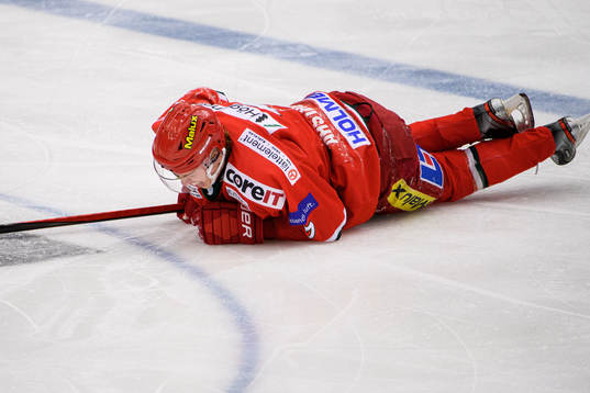 Modos Tobias Åhström har ont