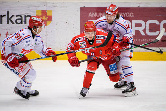Modos Filip Sveningsson i en kamp mot Timrås Viktor Lodin
