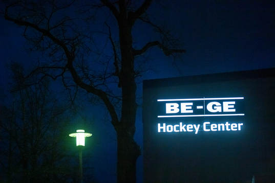 En neonskylt på Be -Ge Hockey Center