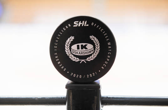 En officiell matchpuck med IK Oskarshamns logga