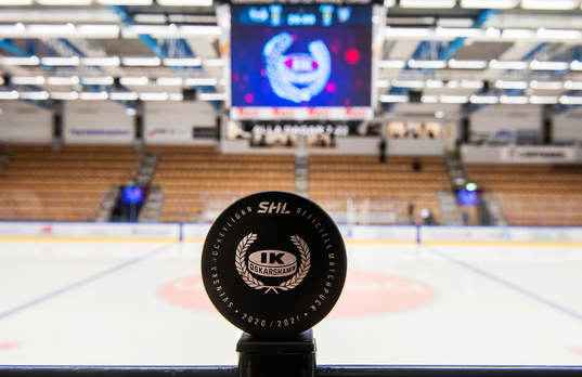 En officiell matchpuck med IK Oskarshamns logga