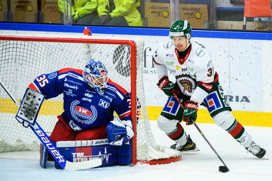 Oskarshamns målvakt Joe Cannata och Frölundas Nicklas Lasu