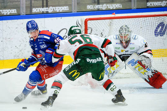 Oskarshamns Jan Ordos oroar framför Frölundas Jonathan