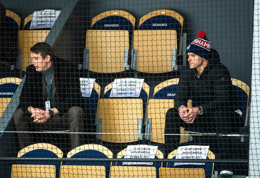 Oskarshamns Lance Bouma (t.h. i bild) på läktaren