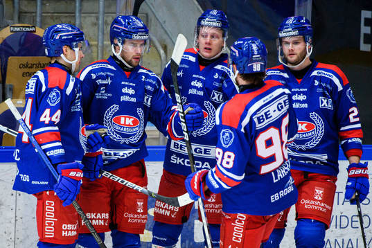 Oskarshamns Markus Modigs jublar med lagkamrater