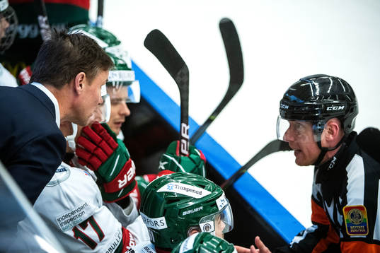 Frölundas tränare Roger Rönnberg diskuterar med Domare