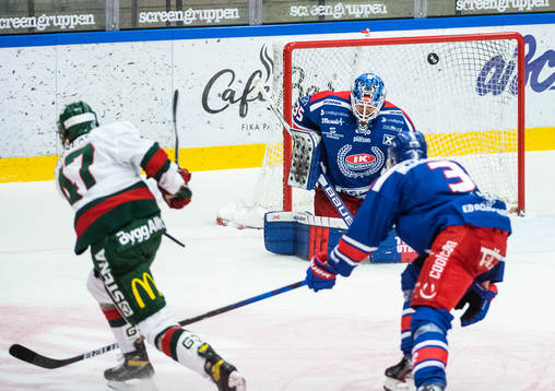 Frölundas Ludwig Persson och Oskarshamns målvakt Joe